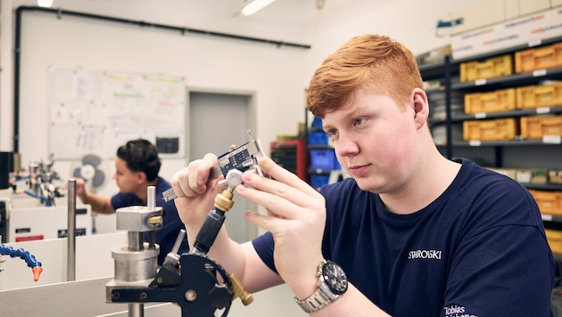 Die Jugendlichen starten ihre Lehre in den Berufen Prozess-, Maschinenbau- und Elektrotechnik und profitieren von einer großzügigen Lehrwerkstätte. (Bild: zVg)