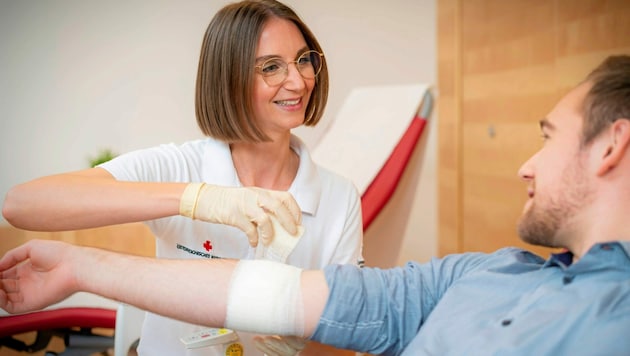 Beim Stand des Roten Kreuz kann Blut gespendet werden (Bild: Österreichisches Rotes Kreuz / Helmut Mitter)