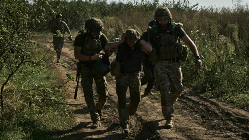 Ukrainische Soldaten evakuieren einen verwundeten Soldaten an der Front in der Nähe von Bachmut. (Bild: ASSOCIATED PRESS)