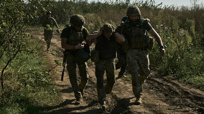 Ukrainische Soldaten evakuieren einen verwundeten Soldaten an der Front in der Nähe von Bachmut.