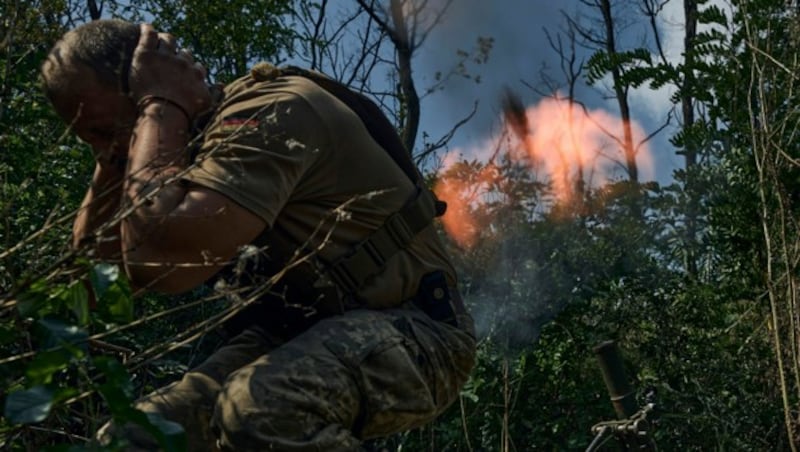 Ein ukrainischer Soldat feuert auf russische Stellungen in der Nähe von Bachmut. (Bild: ASSOCIATED PRESS)