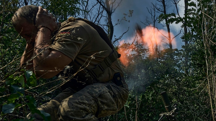 Ein ukrainischer Soldat feuert auf russische Stellungen in der Nähe von Bachmut.