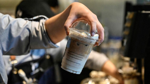 In China ist ein regelrechter Hype um den „Maotai“-Kaffee entbrannt. (Bild: AFP)