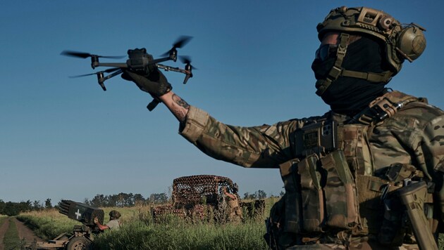 Ukrainische Drohnen bereiten den Russen immense Probleme. (Bild: LIBKOS / AP / picturedesk.com)