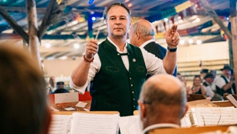 SPÖ-Bundesparteichef Andreas Babler versuchte sich beim Kirtag im steirischen Altaussee als Dirigent. (Bild: David Visnjic)