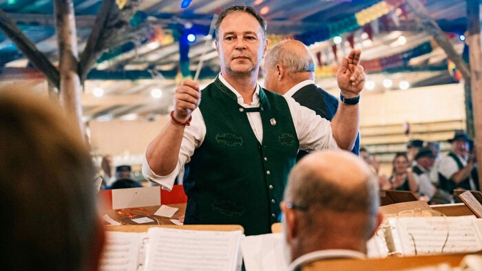SPÖ-Bundesparteichef Andreas Babler versuchte sich beim Kirtag im steirischen Altaussee als ...