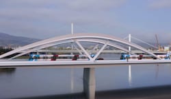 Die Regional-Stadtbahn soll auch über die neue Eisenbahnbrücke fahren. Immerhin gibt es schon Illustrationen, wie das aussehen könnte. (Bild: Schiene OÖ)