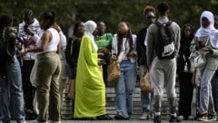 Kopftuch dürfen Schülerinnen in Frankreich im Unterricht schon länger nicht tragen, jetzt wird aber auch die Abaya (junge Frau in der MItte) verboten. (Bild: AF)