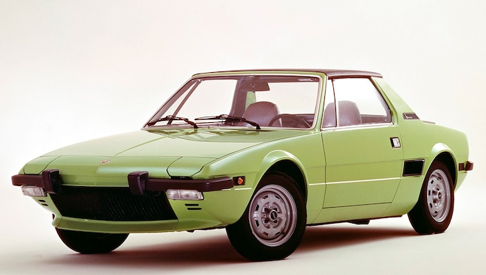 Der keilförmige Fiat X1/9 mit Targa-Dach erfüllte bereits die ab 1975 geltende ...