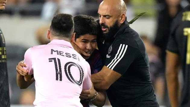 Ein Flitzer lief auf Lionel Messi zu - doch sein Bodyguard griff rechtzeitig ein. (Bild: AP)
