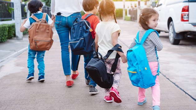 A GPS tracker in the school bag may be permitted under certain circumstances. (Bild: stock.adobe.com - Kiattisak)