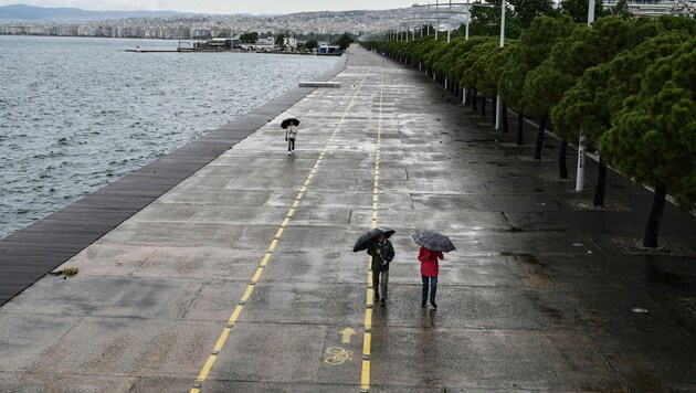 Griechenland bangt vor dem Sturmtief (Bild: AFP/Sakis MITROLIDIS)