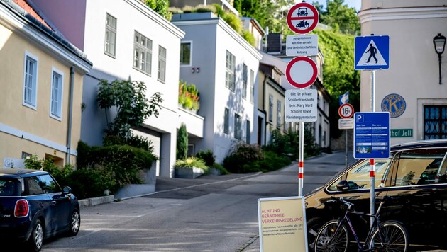 Ein zusätzliches Fahrverbot sorgt für Ärger in Krems - denn nicht nur Eltern von Schülern sind von der Regelung betroffen, sondern ab sofort auch so gut wie alle anderen Autofahrer. (Bild: Imre Antal)