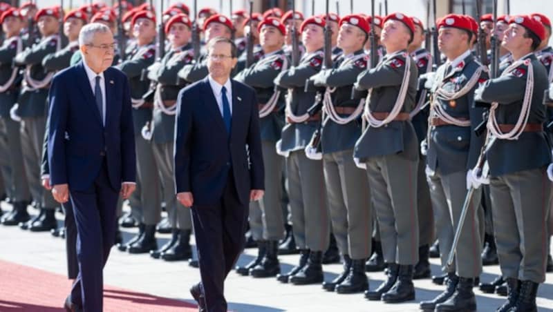 Der israelische Präsident Yitzhak (Isaac) Herzog ist am Dienstagvormittag von Bundespräsident Alexander Van der Bellen am Inneren Burghof mit militärischen Ehren empfangen worden. (Bild: APA/GEORG HOCHMUTH)
