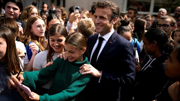 Frankreichs Präsident Emmanuel Macron will, dass an Schulen niemand wegen seiner Kleidung „ausgegrenzt oder stigmatisiert“ wird. (Bild: APA/AFP/POOL/Daniel Cole)