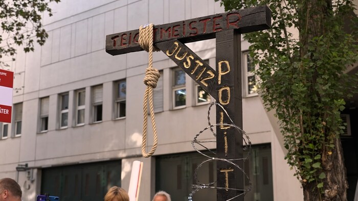 Demonstranten vor dem Grauen Haus stellten einen Galgen auf.