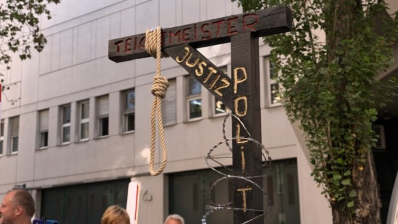 Makabere Demo: Vor dem Gerichtsgebäude stellten Demonstranten einen Galgen auf. (Bild: Kronen Zeitung)