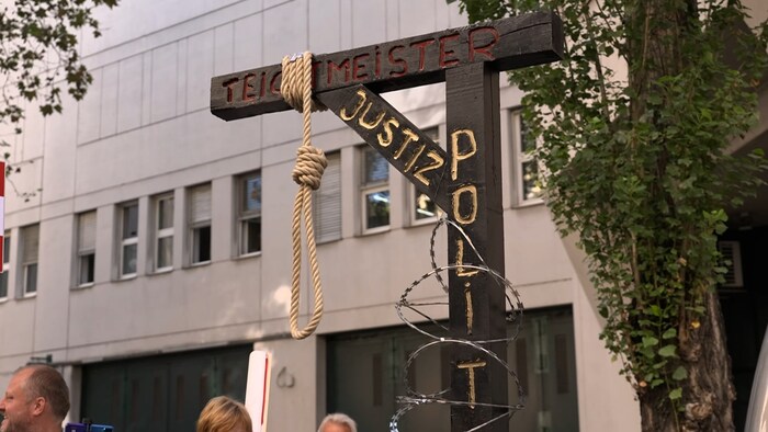Makabere Demo: Vor dem Gerichtsgebäude stellten Demonstranten einen Galgen auf.