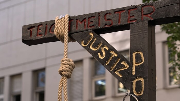 Vor dem Gerichtsgebäude wurde dieser Galgen aufgestellt.