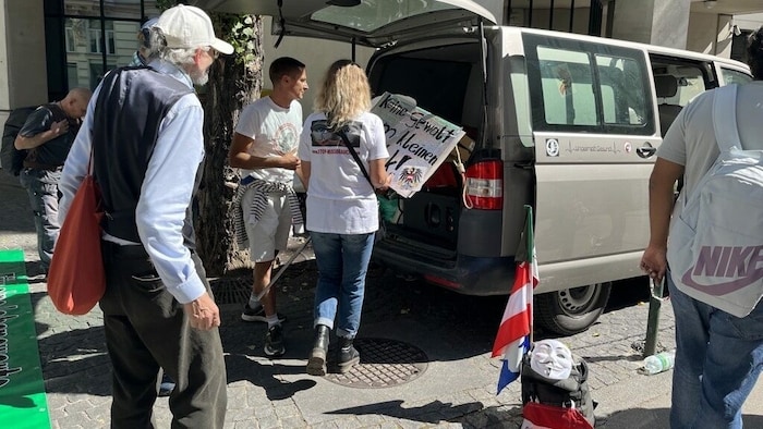 Demonstranten packen nach dem Urteil ihre Schilder wieder ein.