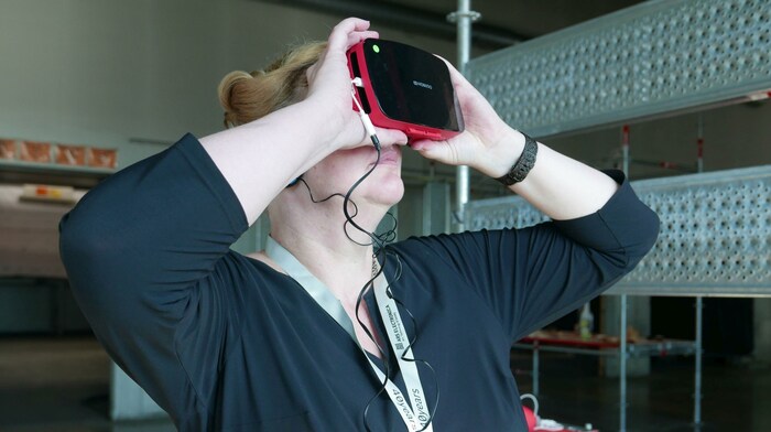 Jennifer Kanary aus Holland mit einer Datenbrille
