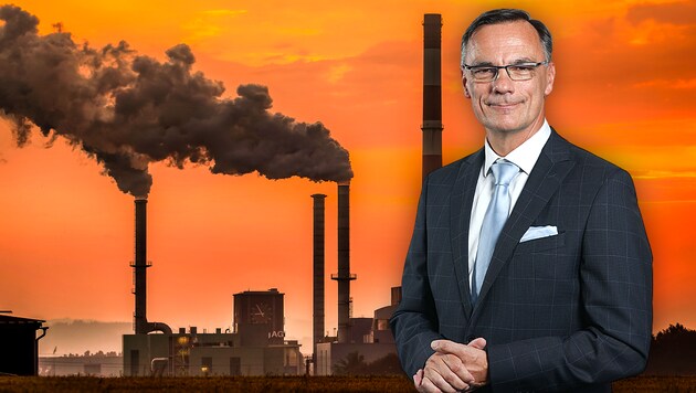 Die Lenzing AG hat sich selbst ein Sparpaket auferlegt. „Aber es braucht auch die Unterstützung der Politik - vor allem bei den Energiekosten“, so Stephan Sielaff. (Bild: Alois Huemer und Lenzing AG/Franz Neumayr, Krone KREATIV)