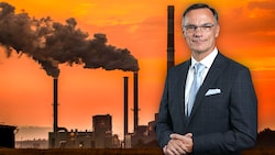 Die Lenzing AG hat sich selbst ein Sparpaket auferlegt. „Aber es braucht auch die Unterstützung der Politik - vor allem bei den Energiekosten“, so Stephan Sielaff. (Bild: Alois Huemer und Lenzing AG/Franz Neumayr, Krone KREATIV)