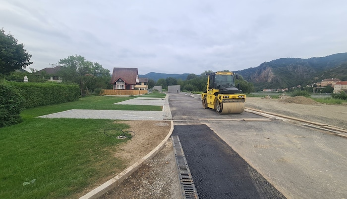 Bald geht‘s los: Zurzeit werkt noch die Planierwalze in Rossatzbach, in rund zwei Wochen wird ...