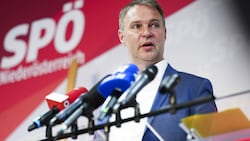 SPÖ-Chef Babler ist angesichts der schweren Vorwürfe gegen Wiener Parteigenossen in die Defensive geraten. (Bild: APA/EVA MANHART)