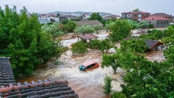 Autos wurden von den Wassermassen mitgerissen, ein Todesopfer ist zu beklagen. (Bild: AFP/ Eurokinissi / Thanassis KALLIARAS)