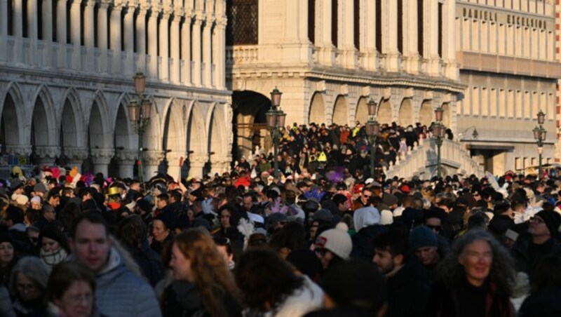 Venedig kämpft seit Jahren gegen den Touristenansturm und versucht immer wieder mit verschiedenen Strategien, die Massen in Schach zu halten. (Bild: AFP)