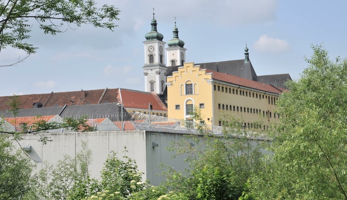 Die hohen Mauern rund um die Justizanstalt Garsten umgeben bald Rechtsbrecher mit psychischen ...