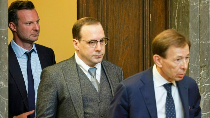 Florian Teichtmeister im Wiener Straflandesgericht zwischen seinen Anwälten