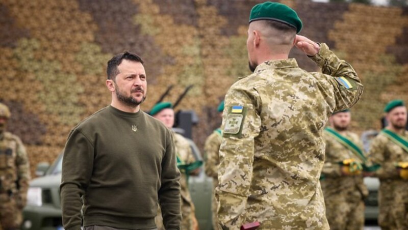 Präsident Wolodymyr Selenskyj bei einer Zeremonie des Grenzschutzes, der eine wichtige Rolle bei der Ergreifung von Wehrdienstverweigerern spielt (Bild: APA/AFP/Ukrainian presidential press service/Handout)