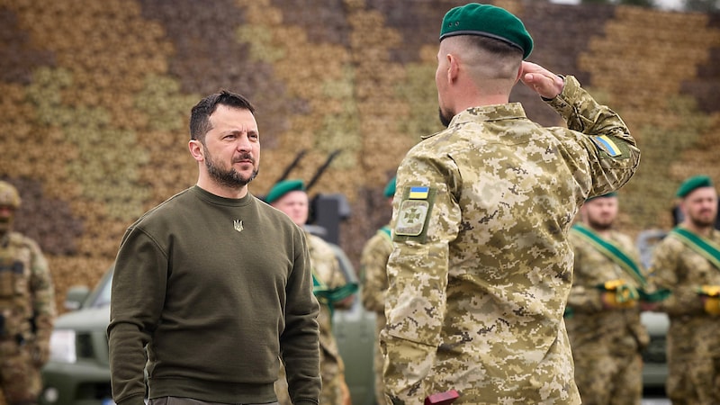 Volodimir Zelenszkij elnök látogatást tesz a határőröknél. (Bild: APA/AFP/Ukrainian presidential press service/Handout)