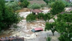 Nun ist es traurige Gewissheit: Das Paar aus Österreich fand in den Fluten auf Pilion den Tod. (Bild: AP/Eurokinissi/Thanasis Kalliaras)