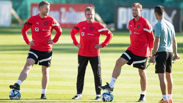 Ralf Rangnick (m.) hat alles im Blick. (Bild: GEPA pictures)