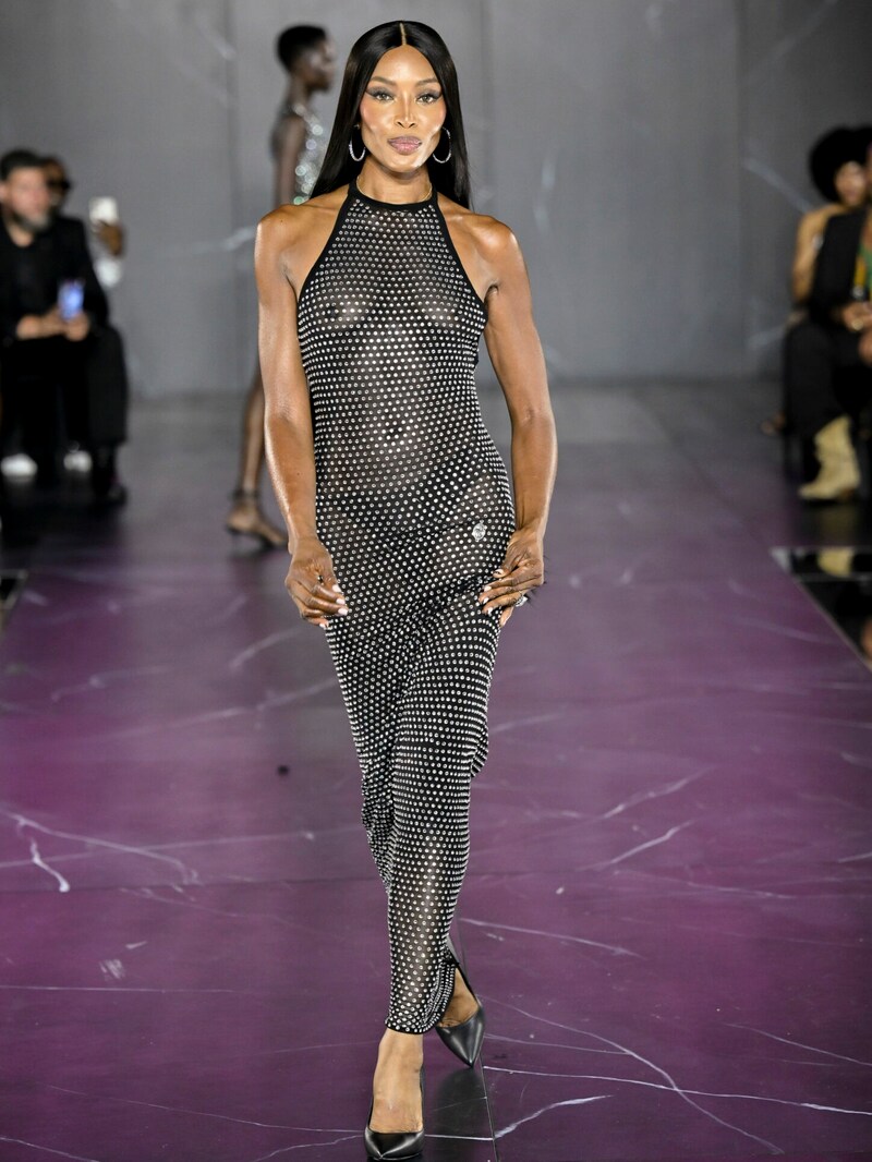 Wow, was für ein Auftritt! Naomi Campbell sorgte bei der New York Fashion Week mit diesem Look für Aufsehen. (Bild: APA/Evan Agostini/Invision/AP)