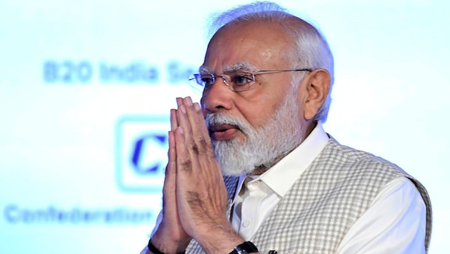 Prime Minister Modi wanted to increase his party's parliamentary seats from around 300 to 400. Instead, things went significantly downhill. Nevertheless, it was enough to win the world's largest election. (Bild: APA/AFP/Sajjad HUSSAIN)