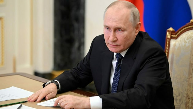 Wie Putin den Witz findet, ist nicht überliefert, beim Publikum stieß er jedenfalls auf Erheiterung. (Bild: AFP/Sputnik/Alexander Kazakov)