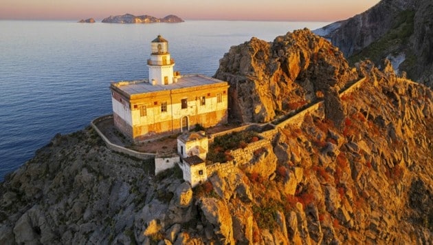 Der Leuchtturm Punta della Guardia auf der Insel Ponza nahe Neapel (Bild: Paolo Graziosi / robertharding / picturedesk.com)