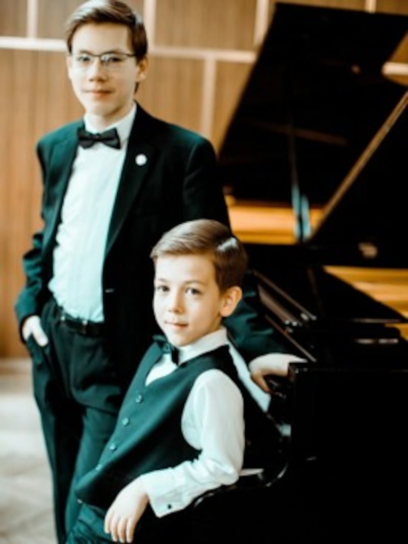 Die jungen Pianisten Roman und Oleksander Fediurko (Bild: Vadik Zibrov)