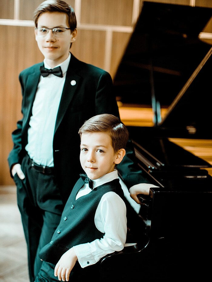 Die jungen Pianisten Roman und Oleksander Fediurko
