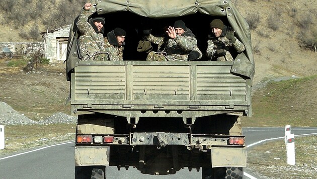 Armenische Soldaten in einem Transportfahrzeug in der Region Berg-Karabach (Bild: APA/AFP/Karen MINASYAN)