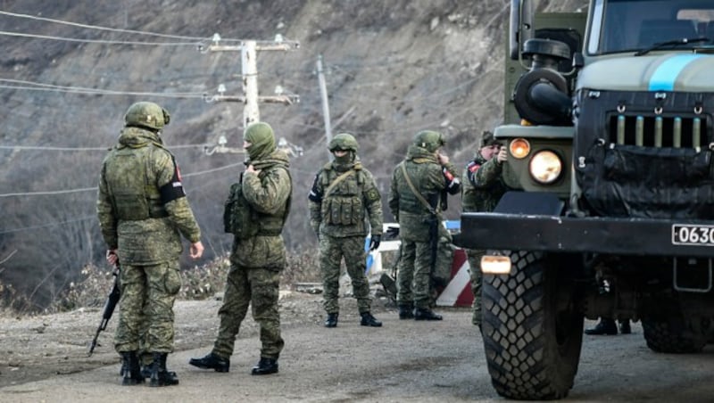 Der Unmut über den Einsatz der russischen Blauhelmtruppen in der Region Berg-Karabach wird seitens der armenischen Führung immer größer. (Bild: APA/AFP/TOFIK BABAYEV)