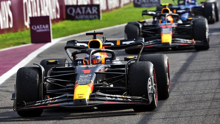 Max Verstappen (im Vordergrund) musste in der Schlussphase in Monza Tempo rausnehmen.