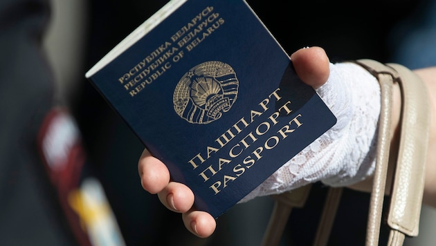 Weißrussische Reisepässe werden nur noch in Weißrussland ausgestellt. (Bild: AP)
