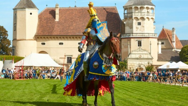 Bunt und originalgetreu sind Darsteller und Pferde geschmückt. (Bild: Lichtstark.com/R.Wagenhofer)