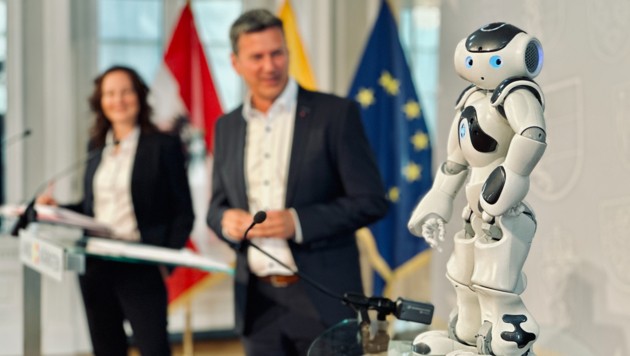 Elias, der kleine, weiße Roboter, war am Mittwoch der Star in der Landesregierung. (Bild: Clara Milena Steiner)