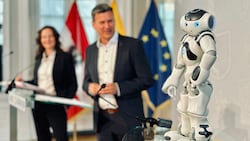 Elias, der kleine, weiße Roboter, war am Mittwoch der Star in der Landesregierung. (Bild: Clara Milena Steiner)